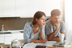 Un couple devant un écran d'ordinateur