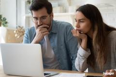 Un couple devant un ordinateur