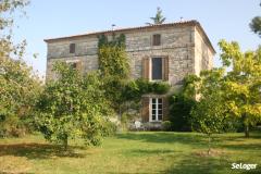 Maison ancienne avec un grand jardin