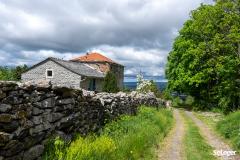 Une maison en pierre dans un hameau