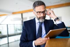 Homme qui lit un carnet d'information du logement