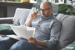 Homme qui lit un devis pour travaux