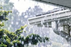 pluies torrentielles qui font déborder les gouttières