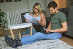 Couple qui décortique Un DPE