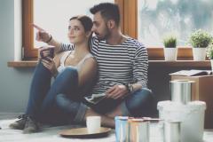 Jeune couple dans un appartement