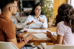 Couple qui emprunte avec la convention AERAS