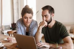 Un couple devant son ordinateur