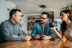 Des amis autour d'une table