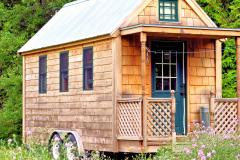 La tiny house séduit de plus en plus de Français en quête sobriété énergétique et environnementale. © lowphoto