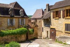 Saint-Cyprien, en Dordogne, fait partie des villages les plus recherchés en termes de résidences secondaires. © makasana photo - Shutterstock
