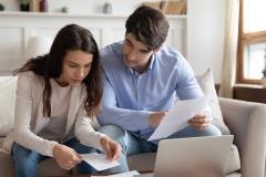 Un jeune couple devant un ordinateur