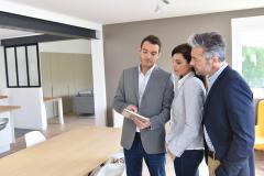 Un couple et un agent immobilier