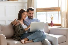 Un couple devant un ordinateur portable