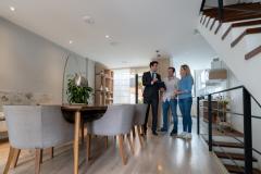 Visite d'un appartement avec un agent immobilier