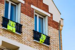 Des gilets jaunes accrochés à un balcon