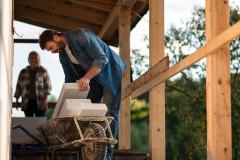 Des travaux à l'extérieur d'une maison