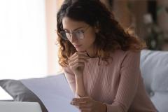 Une femme lit un document