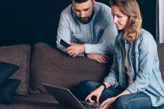 Un couple devant un ordinateur