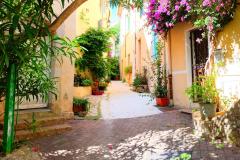 Les maisons comme les appartements sont recherchés à Hyères. © BearFotos - Shutterstocku en usine. © Maisons TéHo