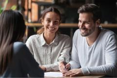 Un couple avec un agent immobilier