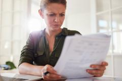 Une femme devant un contrat