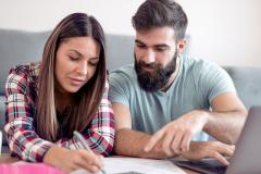 Un couple estime sa maison en ligne