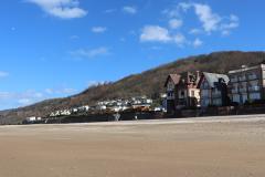 Une ville au bord de la mer