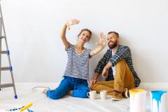 Un jeune couple fait des travaux dans un logement