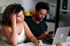 Un couple devant un écran