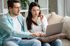 Un couple devant un écran d'ordinateur