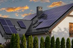 Il est possible d'opter pour différents types de financement pour l'installation de panneaux solaires. © MAXSHOT_PL - Adobe Stock