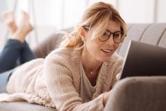 Une femme regarde son ordinateur