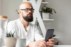 Un homme regarde son téléphone