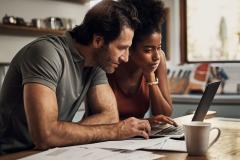 Un couple devant un écran d'ordinateur