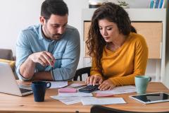 Un couple devant son ordinateur