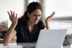 Une femme en colère devant son ordinateur