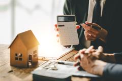 Il existe différents leviers permettant de réduire le coût de son crédit immobilier et de contrer la hausse des taux. © Daenin - Adobe Stock