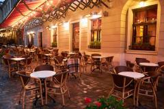 Les logements situés à proximité des bars et restaurants avec terrasse se vendent en moyenne plus chers. © Ryzhkov Oleksandr - Adobe Stock