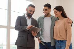 Un couple avec un agent immobilier