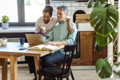 Il est important de comparer les offres du marché pour trouver le contrat d'assurance habitation le plus adapté à vos besoins. © blackCAT - Getty images