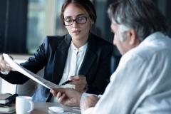 Une femme qui informe son client