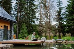 Une maison au bord d'un étang