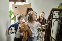 Des enfants dans la cage d'escalier d'un immeuble