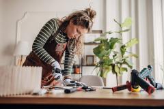 Une femme dans son appartement