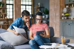 Un couple devant un ordinateur