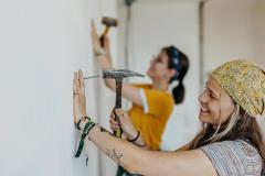 Des jeunes femmes qui bricolent