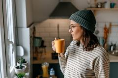 Une femme qui boit un café