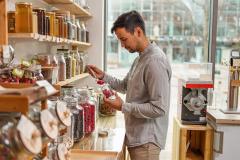 Un homme dans une recyclerie