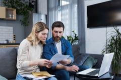 Un couple dans sa maison