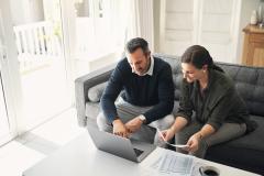 Un couple dans sa maison